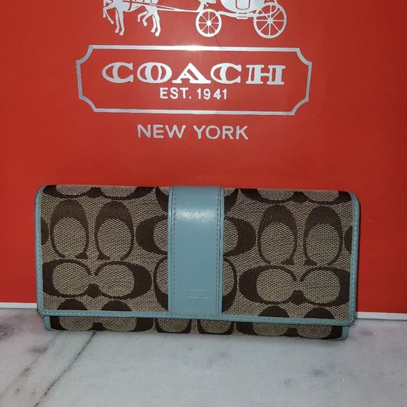 Coach Classic Logo Bifold Wallet. - Picture 1 of 11